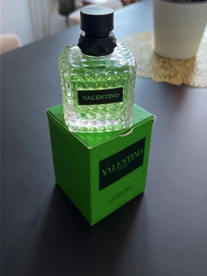 Valentin green stravaganza - valentino born in roma donna green stravaganza, 100ml. EAU DE PARFUM, använd 2 gånger men inte min grej. 