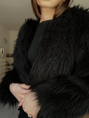 Faux fur black jacket size xs-s - Mycket bra skick, aldrig använd. Faux fur-jacka, supermjuk och varm. Ger en statement-look till vilken outfit som helst, väldigt chic. Storlek xs men passar även s.  Great condition, never worn. Cropped faux fur jacket, super soft and warm. Adds a statement to any outfit, very chic. Size XS-S  Original pris: 799 kr från bikbok