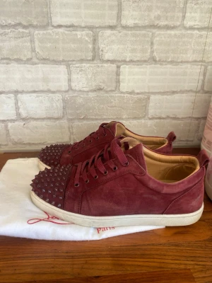 Christian Loubitin  - Säljer dessa as fräna loubs för dem inte passar mig,        Storlek 43 men passar 44, skick 9/10 alla taggar är kvar och mockan är inte skadad, pris 1999kr.                     Dust bag och extra snören fås med