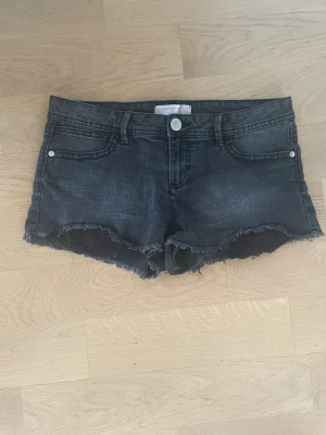 Snygga svarta jeansshorts - Snygg svarta jeansshorts från No bounderies. Osäker på stl finns bild på öppen på sista bilden🩷 midjemått alltså rakt över är 42 cm🩷
