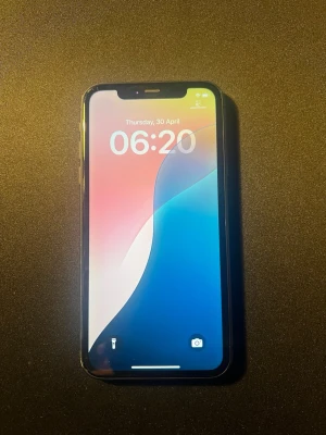 iPhone 11 Svart 64gb - Hej säljer en IPhone 11 Svart 64gb  Har använt den för ungefär 1.5 år nu  Säljer eftersom jag fick en ny mobil  Har några repor här och där men märks inte riktigt. Säljer för 1299kr  Priset kan diskuteras lite ☺️
