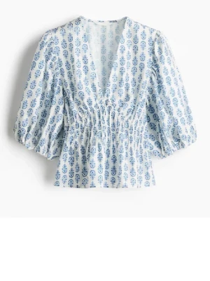 Blåvit blus - Supersöt blus i vitt med blått mönster, väldigt eftertraktad och säljs inte längre!💕använd fåtal gånger så den är som ny! är i storlek m men jag har vanligtvis xs-S 
