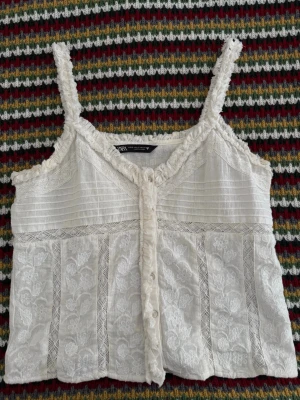 Vit Linnetopp från Zara - Säljer ett super fint linne från Zara i storlek XS🙌 Knappt använd och tyvärr för liten för mig!  Svarar gärna på frågor💗