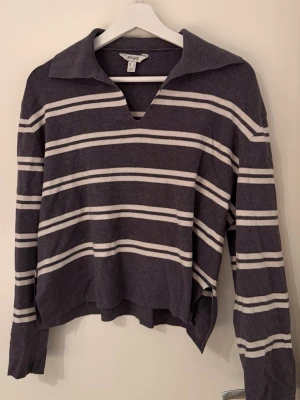 Randig tröja - Säljer denna fina tröjan från vero moda då den inte kommer till användning längre. Skriv för mer info💕 