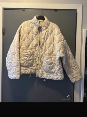Beige pufferjacka från ZARA - Intressekoll på en snygg beige pufferjacka från ZARA med quiltat mönster och dragkedja framtill. Kommer tyvärr inte till användning så mycket därav kollar jag om de finns någon intresserad. Köpt för 650kr🥰(finns sminkfläckar på kragen som jag tar bort innan köp)