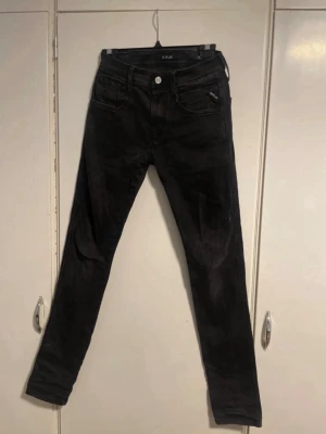 Replay anbass - Jag säljer ett par svarta replay anbass jeans i storlek W28 L32. De har blivit för små för mig så har ingen bild på hur de sitter 😊