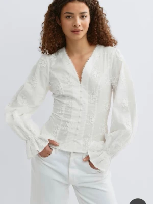 Blommig blus - Helt ny blus från ginatricot. Prislapp kvar. 