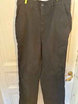 Svarta chinos med raka ben - Säljer ett par svarta chinos med raka ben och klassisk passform. Byxorna har sidofickor, bälteshällor och stängs med knapp och dragkedja. Perfekta för en clean och enkel stil.