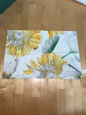 Keittiöpyyhe 40x60cm - Keltainen kuviollinen keittiöpyyhe. Käyttämätön. Koko 40x60cm. Eläintalous MMM Katsothan myös muut ilmoitukseni Tarjoa 