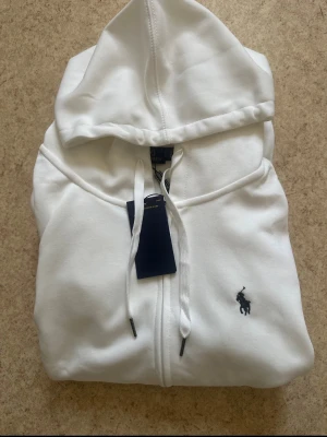 Ralph Lauren tröja - Säljer just nu en helt ny Ralph Lauren tröja i storlek S. Den är helt ny med taggen på. Passar väldigt bra. Ett perfekt val nu under våren! 🔥