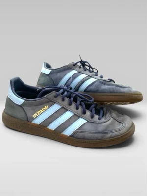 Adidas Spezial blå sneakers - Fina Adidas spezial i storlek 43 1/3. Perfekta till våren. Första bilden är tagen för mer clicks i flödet, men är samma par skor som resterande bilder. Skicket är enligt bilder.