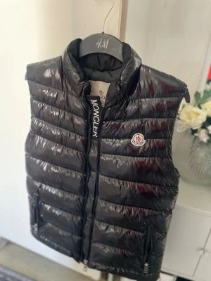 Moncler väst stl S unisex  - Pris går att diskutera vid snabb affär 