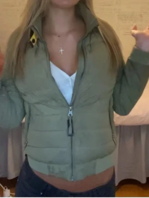 Grön parajumper jacka  - Säljer denna gröna parajumper jackan, eftersom att den inte kommer till användning. I storlek Y-S💕 den har ett super litet hål där bak 