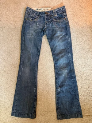 Lågmidjade jeans River Island - Supersnygga jeans från River island. Lågmidjade med bootcut. Säljer då de inte längre passar mig. 36 midja 79 innerben
