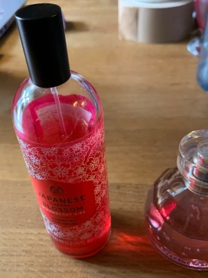 Japanese Cherry Blossom parfymset - Säljer ett parfymset från The Body Shop med doften Japanese Cherry Blossom. Det är eau de toilette 50 ml. Samt en Japanese Cherry Blossom Strawberry Kiss body mist på 100 ml.