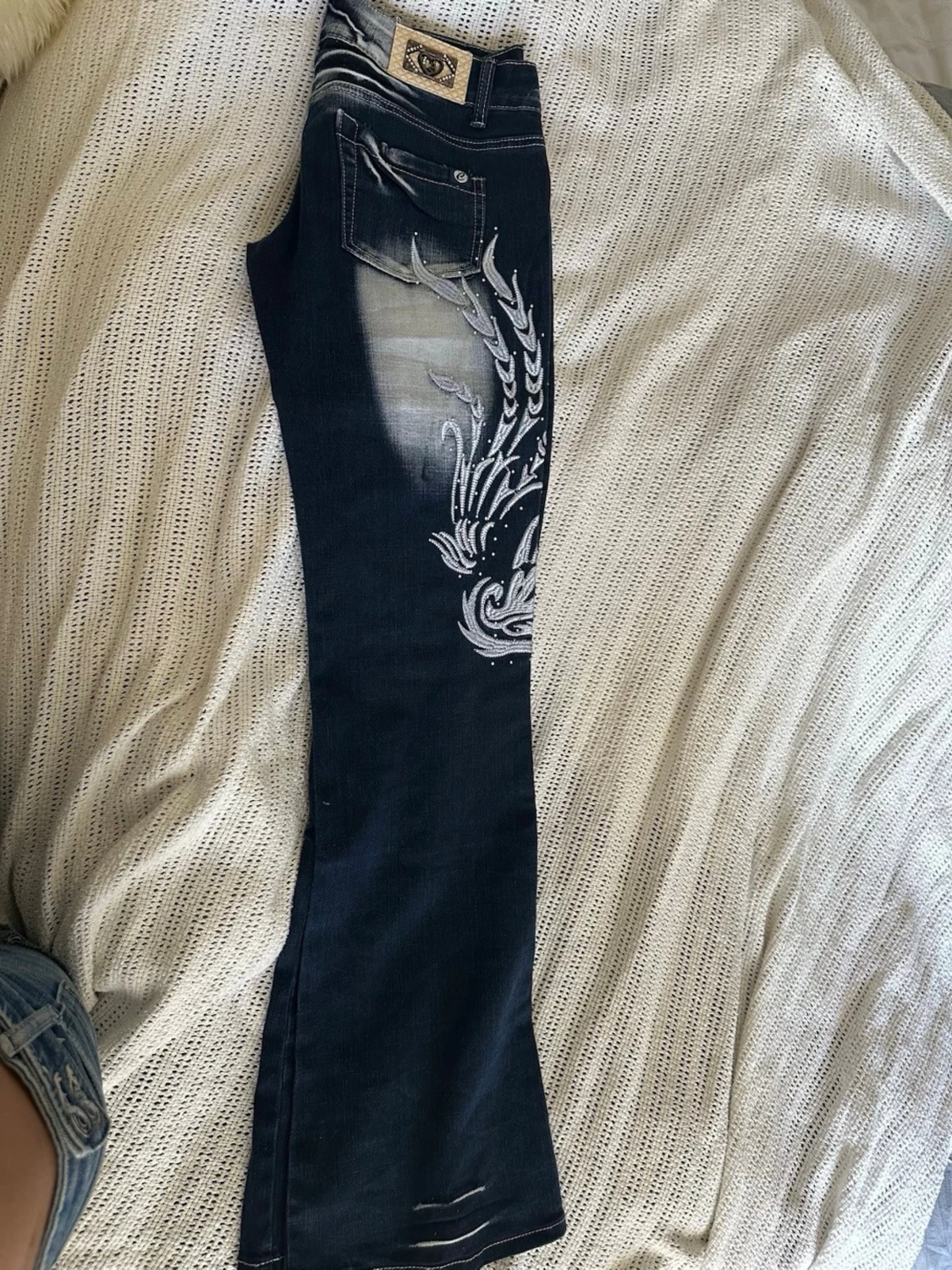 Mörkblå jeans med brodyr Crazy Age - 4