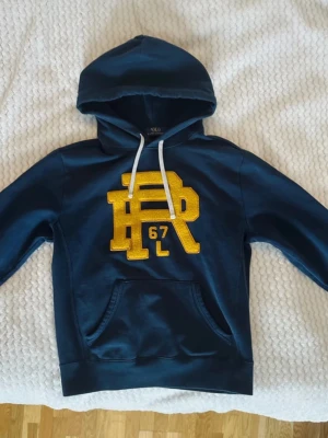 Ralph Lauren hoodie - Säljer en snygg Ralph Lauren hoodie i storleken S. Mycket bra skick inga defekter. Pris går att diskutera vid snabb affär