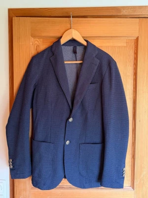 Mörkblå kavaj från Imperial  - Storlek: M Märke: Imperial Material: Polyester & Bomull. Skick: Nyskick. 