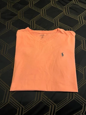 Polo Ralph lauren t-shirt - Polo Ralph Lauren t-shirt med broderad logotyp i färgen rosa. 100% bomull. Bra skick! Broderad logotyp på bröstet. Rundad hals.                              📦Frakt inom 2-3 dagar.                                              Hör av er vid frågor och funderingar