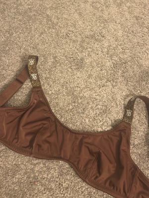Oandvänd Brun bh från Victoria's Secret  - Snygg brun bh från Victoria's Secret med glittriga axelband och VS-logga. Bh:n har släta kupor och justerbara axelband. Köpt för 700!💕