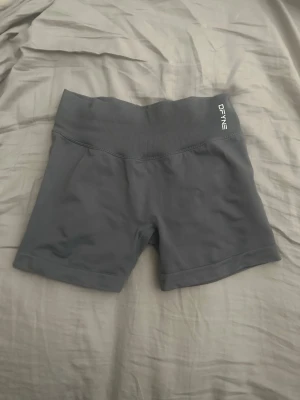 DFYNE impact - jättefina DFYNE shorts i nyskick! Dom är använda 1-2 ggr och har inte tecken på användning💗 dom är i färgen graphite (bild 3-4) och längden 6.5”. nypris runt 550kr💗