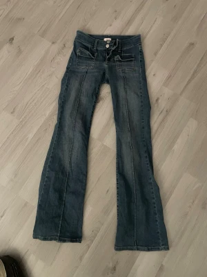 Jeans - Blåa jeans från Nelly, storlek XXS.