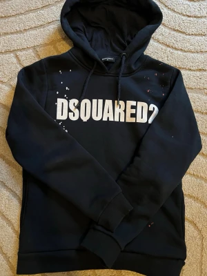 Dsq2 hoodie mörkblå - Tvärfet mörkblå hoodie. Dsquared2 bra märke och skön tröja. Storlek S och sitter perfekt på kroppen. Skriv vid minsta lilla fundering