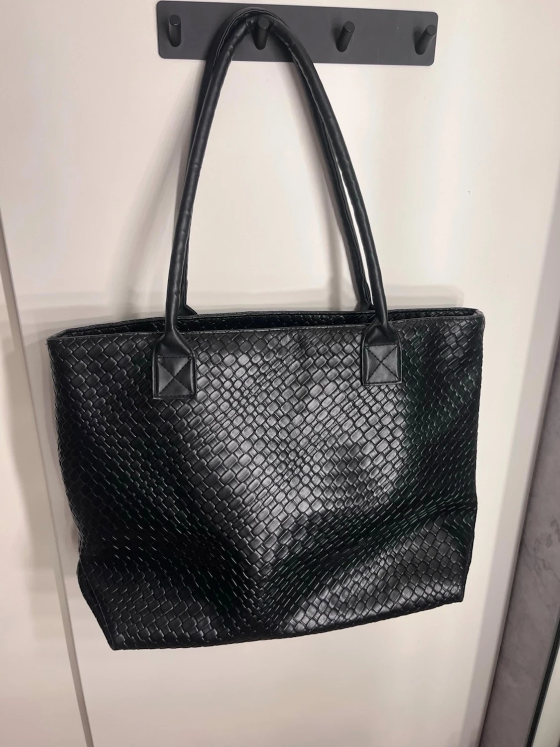 Svart shoppingväska i flätad look