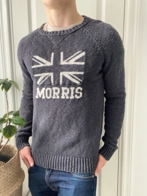 Morris tröja grovstickad  - Morris tröja grovstickad, inga defekter förutom kan kännas som den är lite större vid nacken. Modellen i bilderna är 180 cm 75 kg och bär Storlek M , Kom med frågor! 🌟 (Kan gå ned i pris vid köp av paket 😉) 