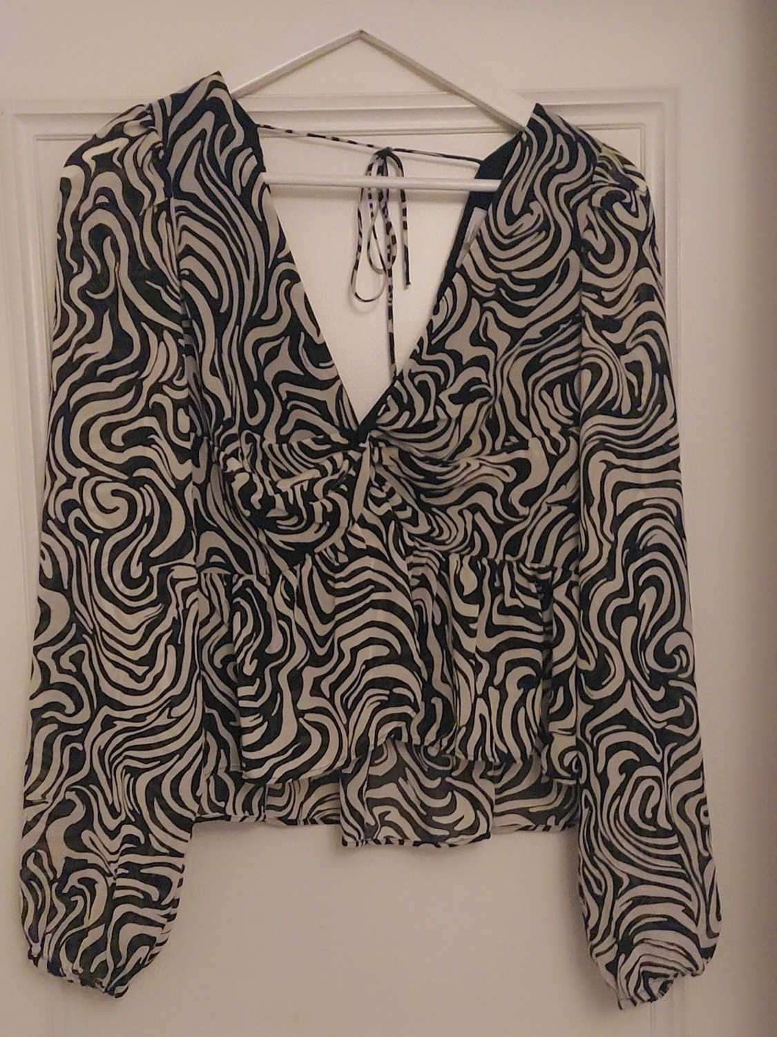 Svartvit mönstrad blus med v-ringning - 4