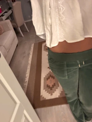 Juicy couture  - Snygga militär gröna och sköna juicy byxor, köpta för 1300 men har tyvärr inte använts🩷de är storlek xs men de passar jättebra upp till S/M