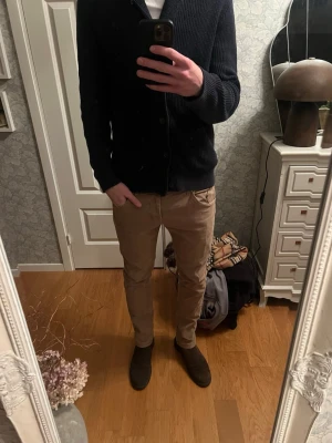 Beige chinos från DonDup  - DonDup jeans i väldigt gott skick och personen på bilden är 188 cm  78 kg. Köpta för runt 3000 och säljs för 499. Mer frågor eller bilder är det bara att ställa 