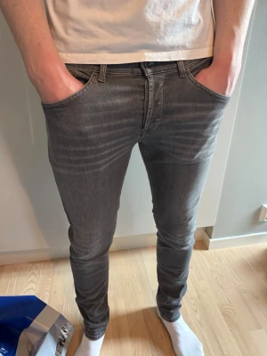 Gråa Dondup 32 - Säljer ett par gråa skinny jeans från Dondup George. Jeansen har en diskret tvättad look och är tillverkade i stretchigt material. Sick 10/10. Knappt använda. W32