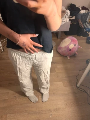 Vita linnebyxor med rak passform - Säljer ett par vita linnebyxor med rak och avslappnad passform. Byxorna har resår i midjan och är tillverkade i ett lätt och luftigt linnematerial, perfekta för varma dagar. Stilrena och enkla att matcha med olika toppar.