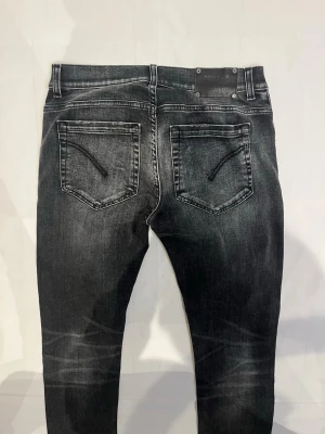 Dondup jeans - Skick: 9/10 | modell: George | obs! Storleksettiker är avklippta men det är storlek 33
