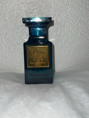 Tom Ford Neroli Portofino Forte EdP - Exklusiv parfym från Tom Ford, Neroli Portofino Forte Eau de Parfum. Flaskan är djupblå i glas med en elegant fyrkantig form och har en lyxig guldfärgad etikett och lock. Doften är känd för sina fräscha och citrusaktiga toner. Det är lite mer än hälften kvar i flaskan
