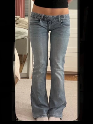 Lågmidjade jeans - Säljer dessa super snygga lågmidjade bootcut jeans. De är gamla från Gina som jag har sytt ner i midjan och spretat upp längst ner annars är de i super skick.Skriv gärna till mig innan ni köper. Har ni nån fråga är det bara att skriva till mig! Jag är 164 som referens💕💕