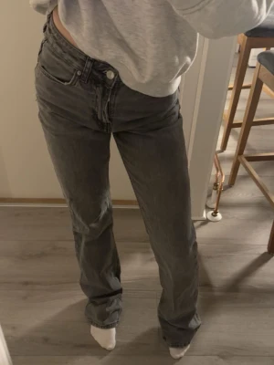 jeans - gråa jeans från gina i strl 34, använder dem ej
