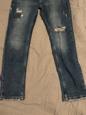 Blå slitna jeans - Dsq2 jeans skriv vid funderingar 🙏