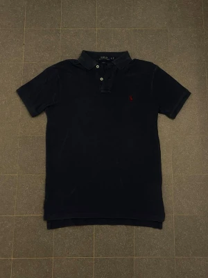 Ralph Lauren piké  - Tja, säljer en kortärmad piké från Ralph Lauren. Priset kan diskuteras, hör av dig vid minsta lilla fundering.