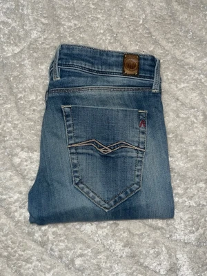 Replay jeans  - Ljusblåa jeans från Replay, de har en skinny passform och låg midja. Midja 36cm, längd 103cm. Längdstorleken finns ej men jag skulle bedöma till L32 men utgå efter mått. JAG SKICKAR EJ FLER BILDER NÄR JAG BÄR JEANSEN! för bättre inblick i passformen rekommenderar jag att googla på modellnamnet. För storleksguide kolla måtten noggrant då jeansen alltid kan vara uppsydda heller krympta och jag ej tar emot returer :) 1,55