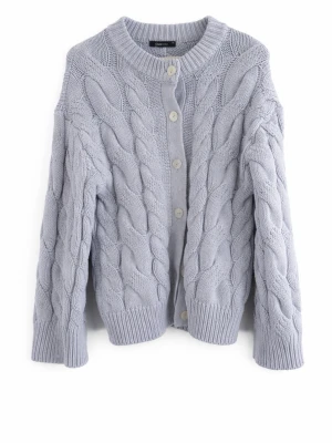 Ljusblå kabelstickad kofta - Superfin ljusblå kabelstickad kofta från Gina Tricot. Använd endast ca 2 gånger, i mycket fint skick 🤍  • Mjuk & skön kvalitet • Klassisk modell med knappar  Perfekt till jeans eller över klänning 🌿 Säljes då den tyvärr inte används. 