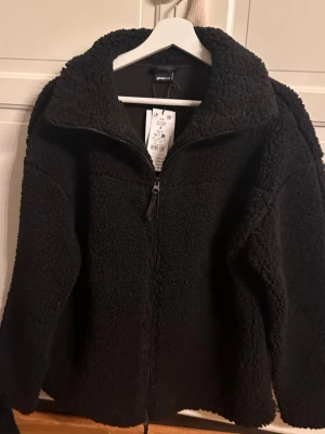 Helt ny teddyjacka från Gina tricot i storlek S  - Säljer den här helt nya oanvända teddyjacka i svart från Gina tricot. Säljer jackan eftersom jag glömde lämna tillbaka den❤️