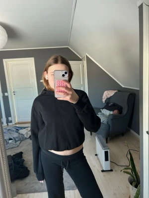 Svart basic hoodie  - Säljer denna svarta hoodie då den inte passar längre. Enkel och basic i skönt material. Skriv för frågor eller fler bilder💕💕Pris kan diskuteras 