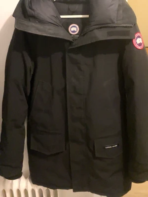 Svart dunjacka från Canada Goose - Säljer en svart dunjacka från Canada Goose som är äkta och är  super varm för mycket kalla vintrar passformen är väldigt bra samt är jackan väldigt bekväm 