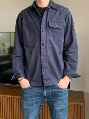 Mörkblå overshirt från Jack & Jones - Säljer en mörkblå overshirt från Jack & Jones som är i bra skick och utan defekter, endast tecken på användning. Modellen är 177cm lång o 62 kg. Skriv vid funderingar😀