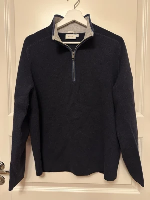 Halvzip tröja från Boomerang - Halvzip från Boomerang. Insidan av kragen är ljusgrå vilket ger en snygg kontrast. Perfekt för lager på lager och har en clean, stilren look. Raka muddar i ärmar och nederkant.