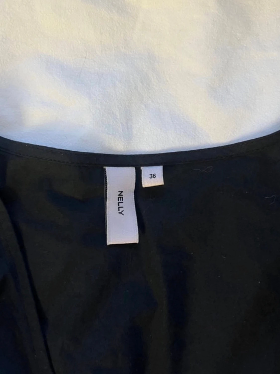 Svart blus med knyten - 1