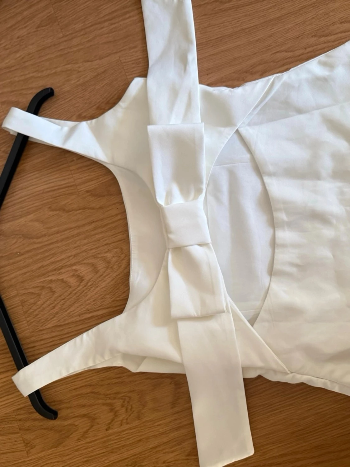 Vit linnetopp med rosett i ryggen - 1