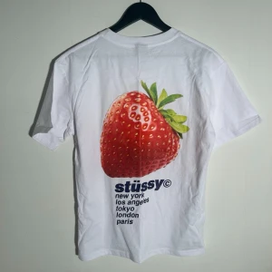 Stussy T-shirt - Vid köp av fler produkter erbjuds bättre pris. Skriv vid ytterligare frågor eller funderingar🤝 Storlek: M. Mått: Längd 69 cm. Bredd 50 cm.